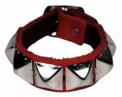 Rotes Armband mit Pyramidennieten