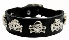 Armband mit kleinen Totenkopfnieten